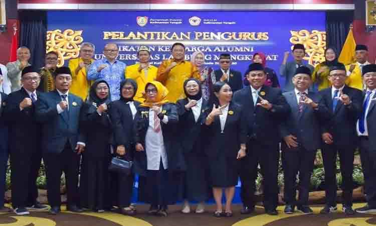 Foto bersama saat rangkaian pelantikan Pengurus IKA ULM Wilayah Kalimantan Tengah. (FOTO:BIRO ADPIM SETDA KALTENG)