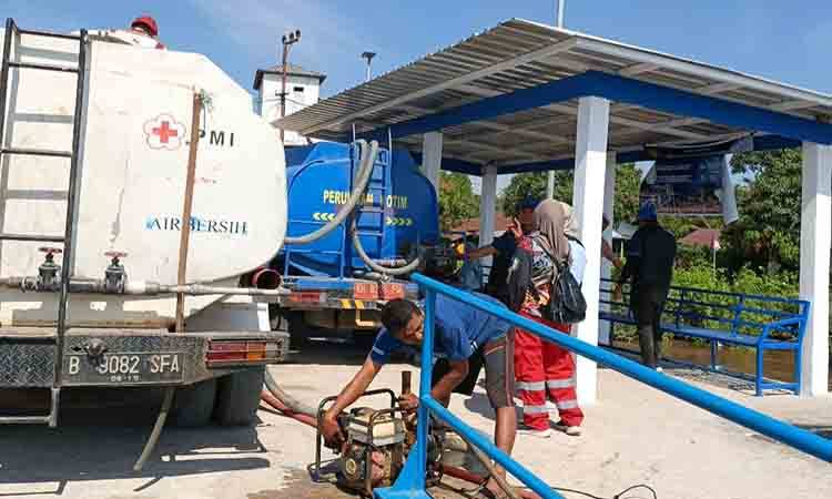 Wabup Kotim Salurkan 15.000 Liter Air Bersih ke Pulau Hanaut