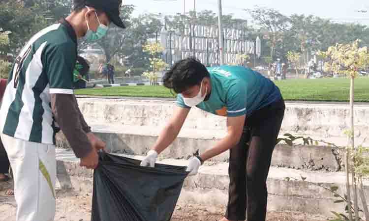 Warga membersihkan halaman Masjid Kecubung dan lingkungan di sekitarnya dalam rangkaian kegiatan Kerja Bakti Nasional. (FOTO: KIKI)