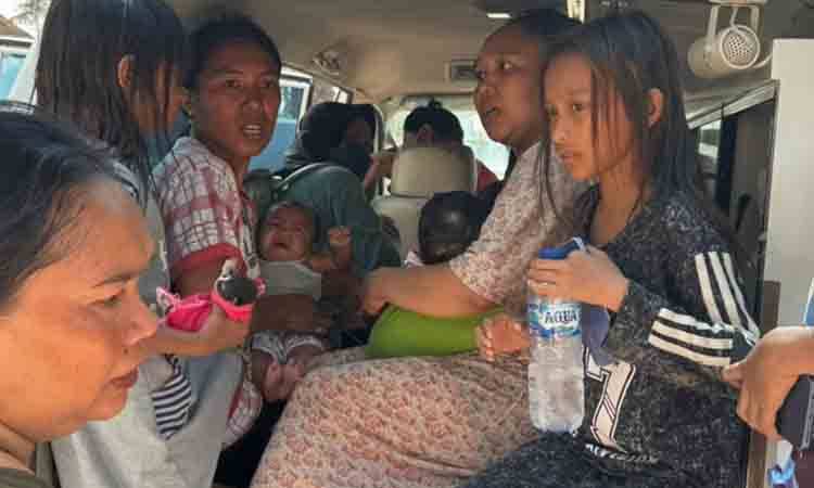 Proses evakuasi bayi yang mengalami sesak napas akibat terpapar asap karhutla di Lembur Kuring, Sabtu, 29 Agustus 2026. (FOTO: PSC 119)