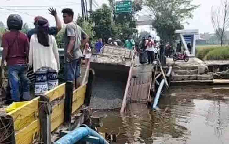 Jembatan Sungai Saka Harang Mantuil Ambruk, Truk dan Motor Terperosok ke Sungai