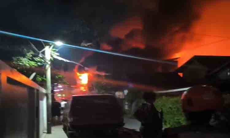 Situasi saat terjadinya kebakaran di kawasan padat penduduk Jalan Bandarmasih, Gang 6, Kompleks DPR, Banjarmasin, Kalimantan Selatan, Senin dini hari, 31 Agustus 2026. (FOTO: BIB Kalimantan)