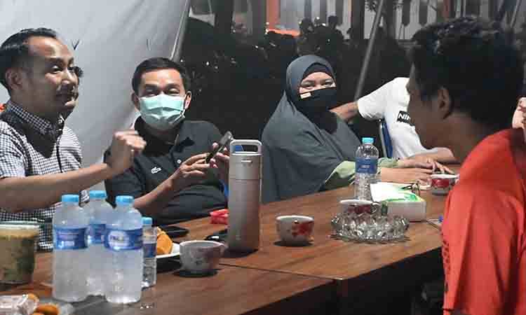 Wali Kota Palangka Raya Fairid Naparin saat memantau posko induk Karhutla di halaman BPBD Palangka Raya (Foto : IST)
