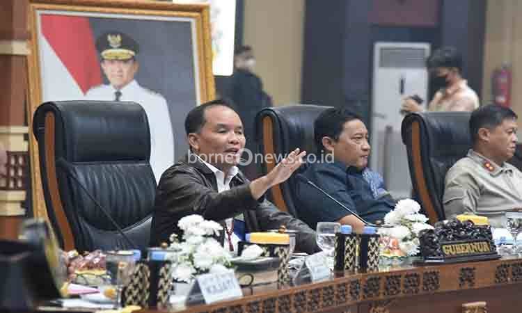 Gubernur Kalimantan Tengah Agustiar Sabran ingatkan kebutuhan masyarakat terdampak kabut asap. (FOTO: BIRO ADPIM SETDA KALTENG)