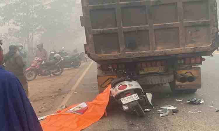 Jarak Pandang Terbatas, Pemotor Tewas Tabrak Buritan Truk