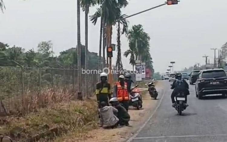 Diduga Akibat Ceceran Minyak, Empat Pemotor Berjatuhan di Jalan A Yani Km 28 Banjarbaru