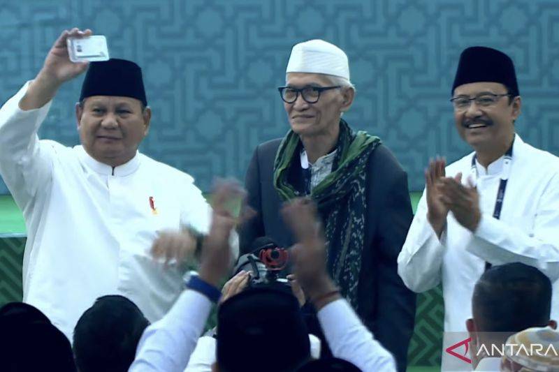 Hadiri Penutupan Muktamar PBNU, Prabowo Terima Karta NU dari Miftahul Akhyar dan Gus Kikin