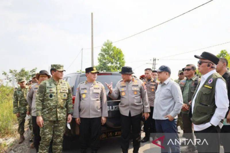 Astamaops Kapolri Komjen Pol Muhammad Fadil Imran meninjau langsung penanganan karhutla di Banjarbaru. (ANTARA/HO-Antara Biro Kalsel)