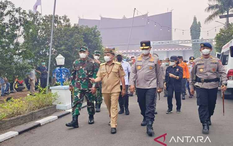Gubernur Kalteng Agustiar Sabran tampak berbincang dengan jajaran Forkopimda di sela rangkaian apel gelar pasukan penguatan penanganan kebakaran hutan dan lahan melibatkan ASN dari berbagai perangkat daerah di Palangka Raya, Senin (31/8/2026). ANTARA/Muhammad Arif Hidayat.