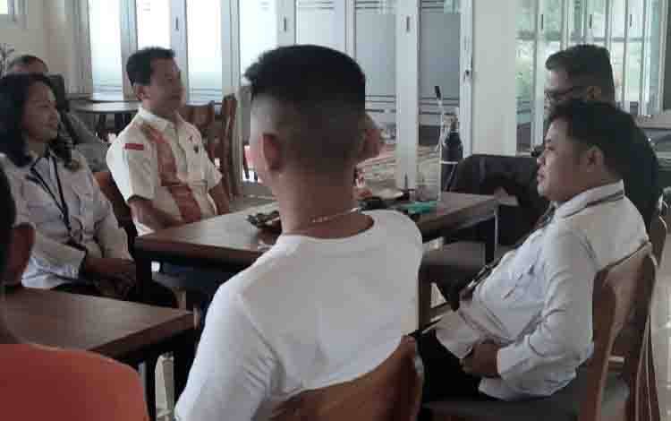 Kunjungan Pembimas Buddha Kantor Wilayah Kementerian Agama Provinsi Kalimantan Tengah, Partiyem ke Catholic Center untuk mengantarkan bantuan pada Senin, 31 Agustus 2026.(FOTO: TESTI PRISCILLA)