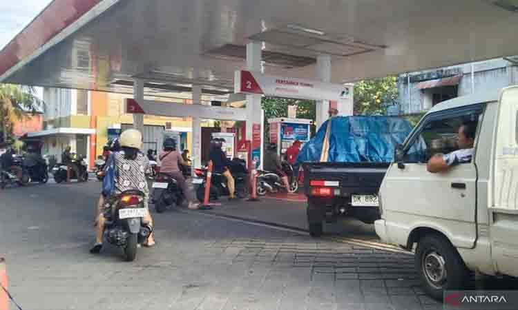 Sejumlah konsumen antre di salah satu SPBU di Denpasar, Bali, Jumat (28/8/2026). ANTARA/Dewa Ketut Sudiarta Wiguna