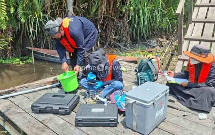 Petugas DLH Kobar dan Balai TNTP mengambil sample air di Sungai kawasan TNTP untuk diuji.