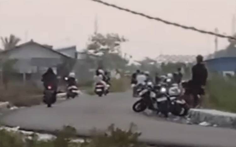 Aksi Motor Ugal-Ugalan di Gang Damai Kuala Kapuas Buat Warga Resah