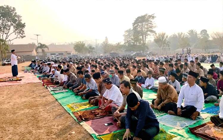 Hadapi Kekeringan dan Karhutla, Warga Menthobi Raya Gelar Salat Istisqa