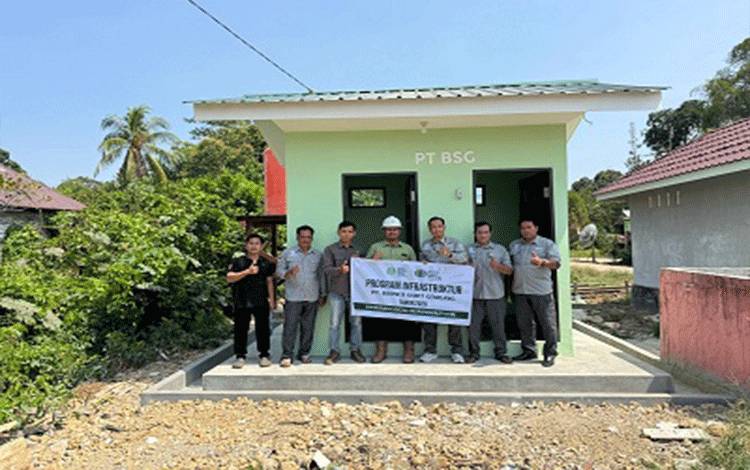 PT Borneo Sawit Gemilang Bangunkan MCK Umum untuk Masyarakat Desa Pangkoh Hilir