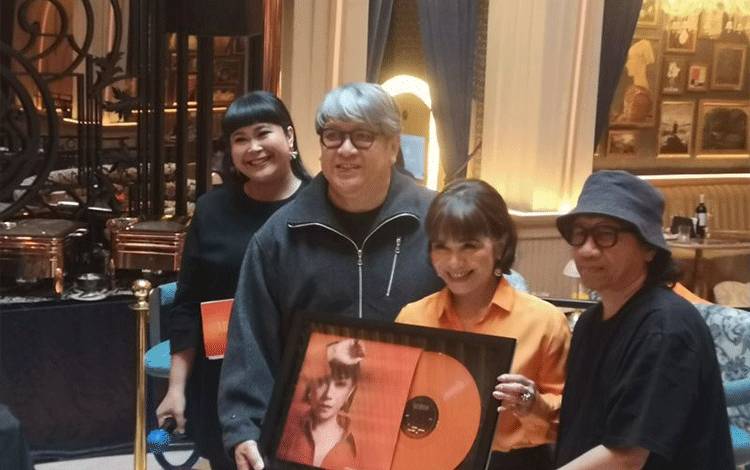 Ruth Sahanaya Siapkan Edisi Fisik Piringan Hitam EP Merindu 100 Keping