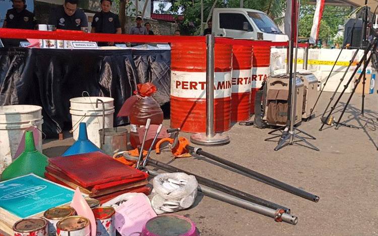Polisi Bongkar Pabrik Oli Palsu Berbahan Kimia dan Oli Bekas