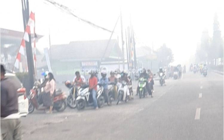 Kabut Asap Karhutla dan Antrean BBM terus Hantui Warga Pangkalan Bun