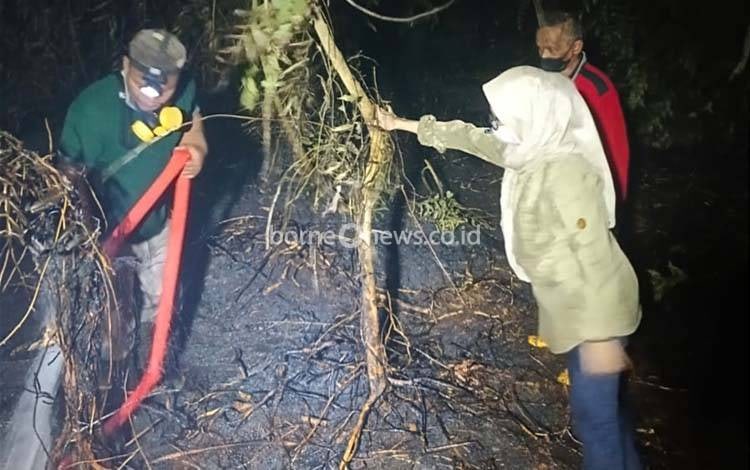 Warga Kalampangan Bergotong Royong Padamkan Karhutla hingga Malam Hari