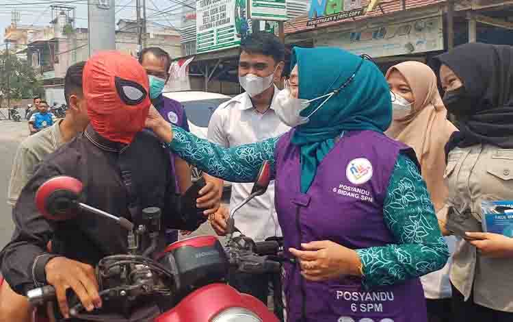 TP-PKK Kotim Bagikan Masker di Tengah Kabut Asap