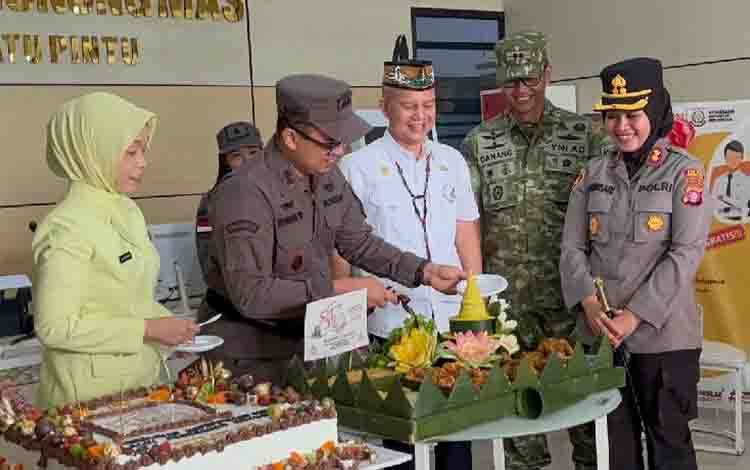 Bupati Gunung Mas, Kapolres dan Dandim 1018/Gumas Beri Kejutan HUT ke-81 Kejaksaan