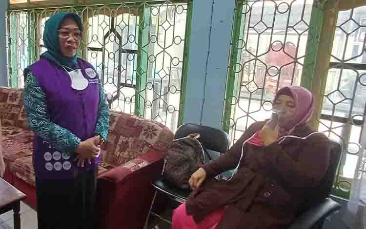 Ketua TP-PKK Kotawaringin Timur Khairiah Halikinnor meninjau Rumah Aman Asap di Kelurahan Mentawa Baru Hilir, Rabu, 2 September 2026. (FOTO: DEWIP)
