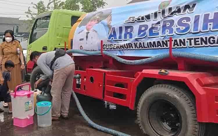Pendistribusian air bersih. Kabupaten Kotawaringin Timur menjadi wilayah dengan distribusi air bersih terbesar sementara dari Pemprov Kalteng. (FOTO: IST)