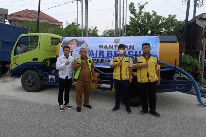 Petugas melakukan distribusi air bersih di Palangka Raya, Selasa (2/9/2026). (ANTARA/HO-Pemprov Kalteng)