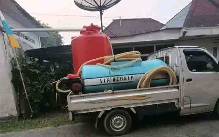 Salah satu penjual air bersih di Kuala Kapuas. (FOTO: IST)
