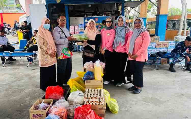 DWP Kobar Salurkan Bantuan Logistik untuk Dapur Umum Satgas Karhutla