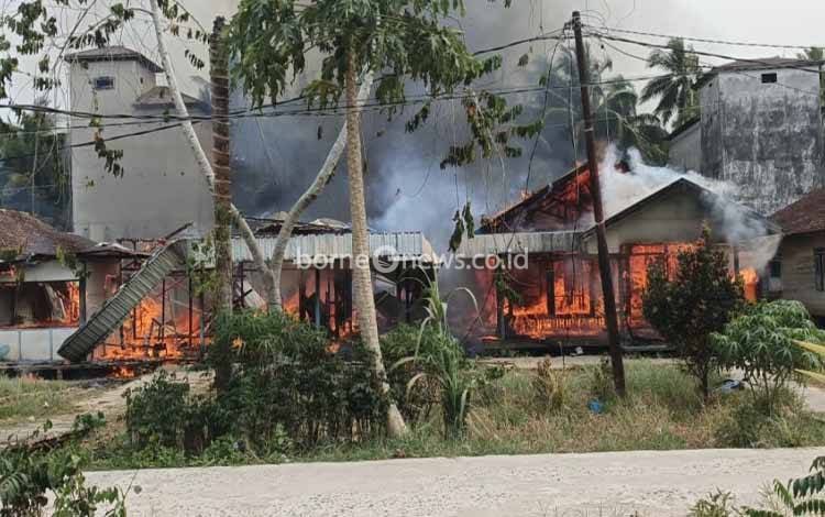 Kebakaran di Desa Babaung Kotim Hanguskan 2 Rumah dan 1 Rumah Terdampak