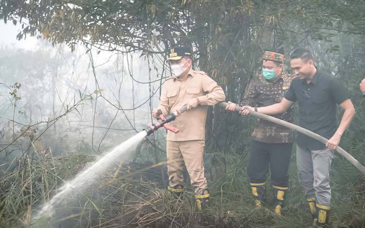 Gubernur Kalteng Ikut Padamkan Karhutla di Area Bandara Tjilik Riwut