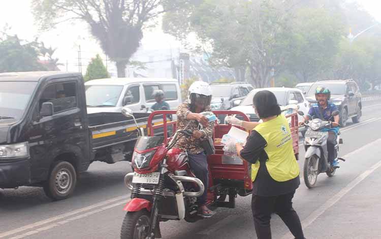 Komunitas Senam Sehat Ibu-ibu Golkar Kalteng Bagikan 5.000 Masker Gratis Bantu Warga Terdampak Asap Karhutla