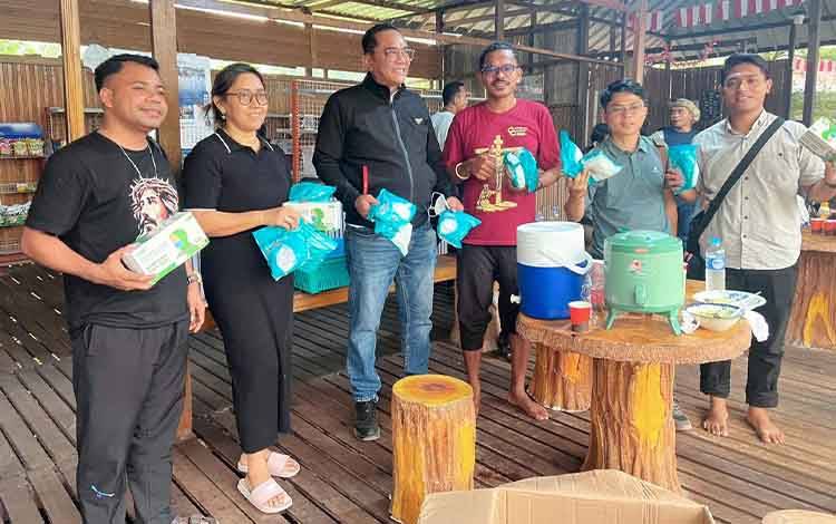 Dikepung Api dan Asap, Sigit K Yunianto Bagikan Masker untuk Siswa SMAK Palangka Raya