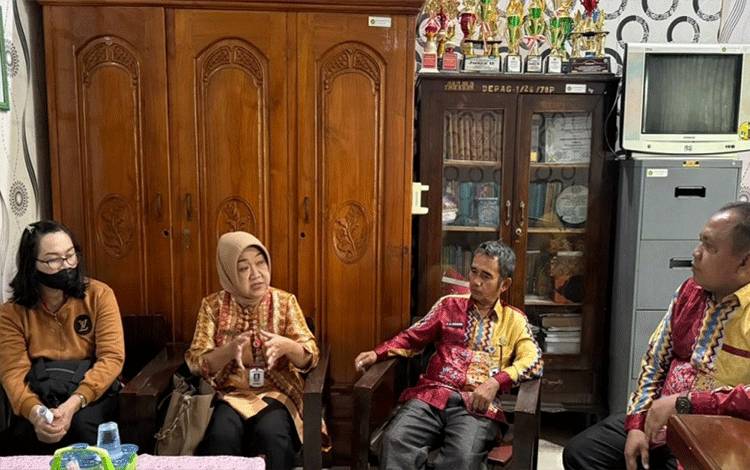 Kemenag dan Disdukcapil Kapuas saat membahas pernikahan yang belum tercatat di Kantor Kemenag Kapuas, Kamis, 3 September 2026. (FOTO: Kemenag Kps)