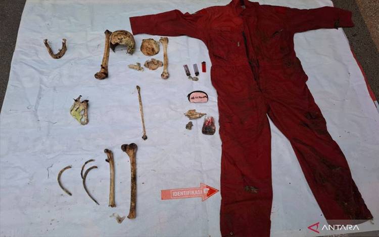 Polisi menunjukkan temuan sejumlah tulang yang diduga bagian kerangka manusia lengkap dengan APD warna merah dari Bukit Argapura, Lombok Barat, NTB, Jumat (4/9/2026). ANTARA/HO-Polsek Lingsar