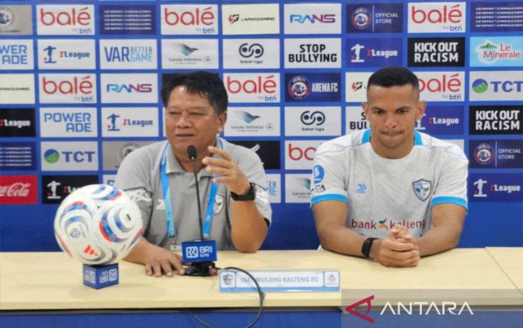 Pelatih Isenmulang Kalteng FC Mundari Karya (kiri) dan pesepakbola Leo Lelis (kanan) memberikan keterangan di Stadion Kanjuruhan, Kabupaten Malang, Jawa Timur setelah pertandingan melawan Arema FC, Jumat (4/9/2026). ANTARA/Ananto Pradana