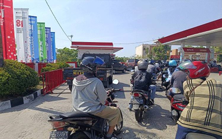 Antrean BBM Masih Mengular di SPBU Kuala Kapuas, Warga Keluhkan Harga Eceran