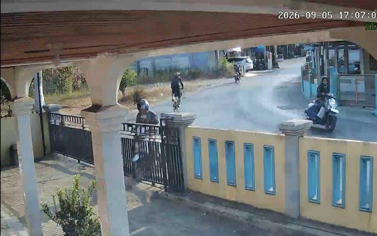 Pemotor Tabrak Pagar Rumah di Mentaos, Diduga Hilang Fokus di Tikungan