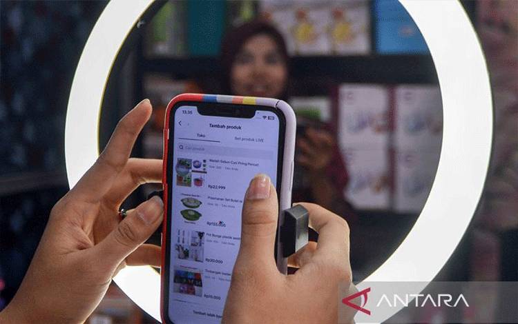 Ilustrasi - Seorang pedagang memilih katalog untuk dijual melalui siaran langsung secara daring, di Toserba Unik Padang, Sumatera Barat. ANTARA FOTO/Iggoy el Fitra/rwa/am.