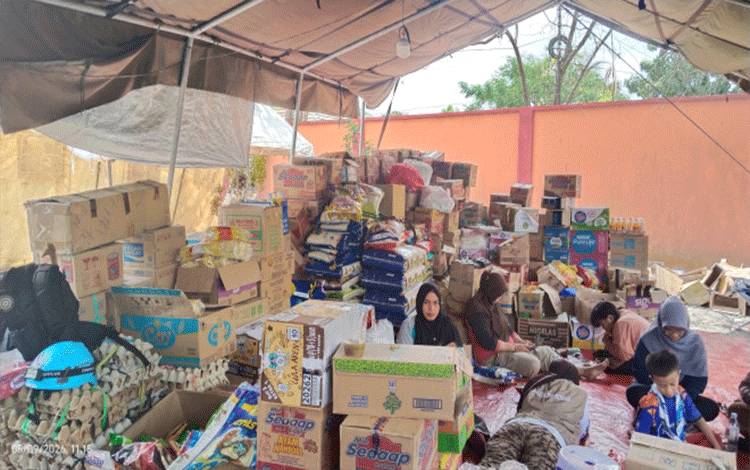 Solidaritas Warga Dukung Petugas Karhutla Kobar Berikan Bantuan Logistik