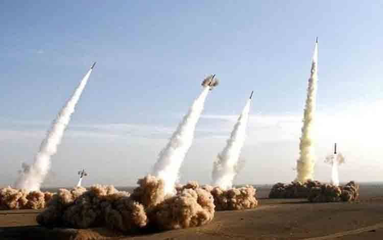 IRGC Hantam Kapal Induk dan Kapal Perusak AS dengan Rudal Balistik