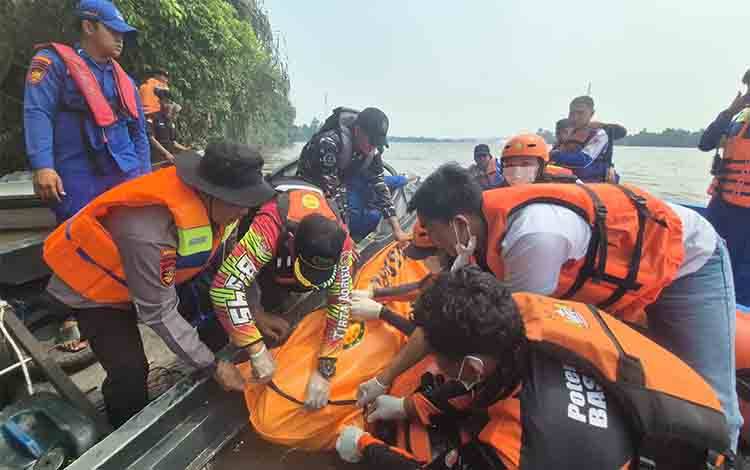 Jatuh dari Jembatan Pulau Telo Kapuas, Eka Riani Ditemukan 1 Km dari Lokasi