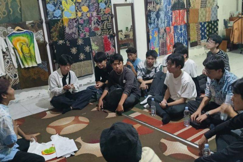 Mahasiswa Jepang dan Malaysia Belajar Membatik Langsung dari Perajin Probolinggo