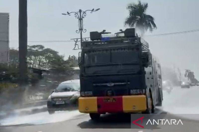 Kendaraan Armored Water Cannon Bersihkan Abu Vulkanik Anak Krakatau di Jalan Raya