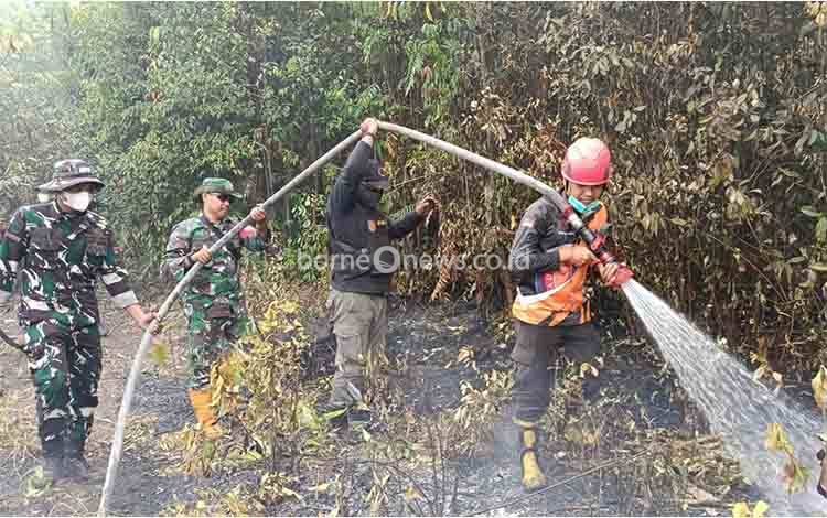 Tim gabungan memadamkan Karhutla di Kelurahan Tamiang Layang Kabupaten Barito Timur, Minggu, 6 September 2026. (FOTO: AGUSTINUS BOLE MALO)