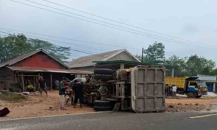 Truk Dump dan Minibus Terlibat Kecelakaan Adu Banteng di Sampit