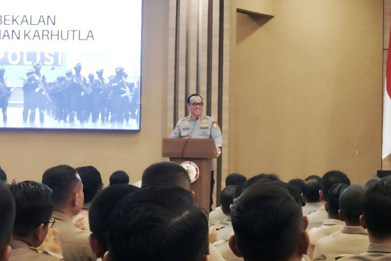 Wakil Kepala Kepolisian Negara Republik Indonesia (Wakapolri) Komjen Pol. Dedi Prasetyo memberikan pembekalan bagi personel Lembaga Pendidikan dan Pelatihan (Lemdiklat) Polri yang tergabung dalam Satgas Edukasi Gelombang Dua di Gedung STIK-PTIK Polri, Jakarta, Senin (7/9/2026). ANTARA/Nadia Putri Rahmani