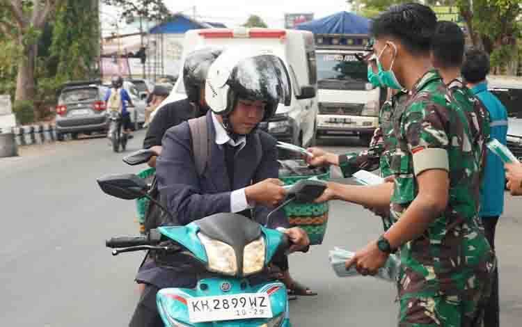 Kodim 1015/Sampit dan Polres Kotim Gandeng Perusahaan Bagikan Ribuan Masker