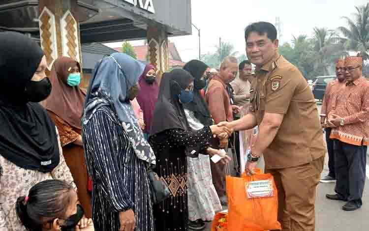 Bupati Barito Utara Serahkan 300 Paket Sembako untuk Warga Terdampak Kabut Asap